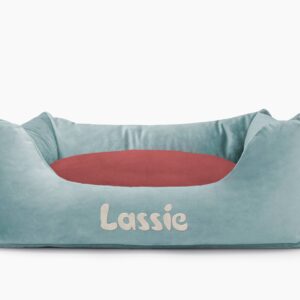 Cama para mascotas en color Agua con cojín Vino con bordado
