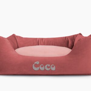 Cama para mascotas en color Vino con cojín Rosa Palo con bordado