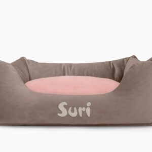 Cama para mascotas en color Visón con cojín Rosa Palo con bordado