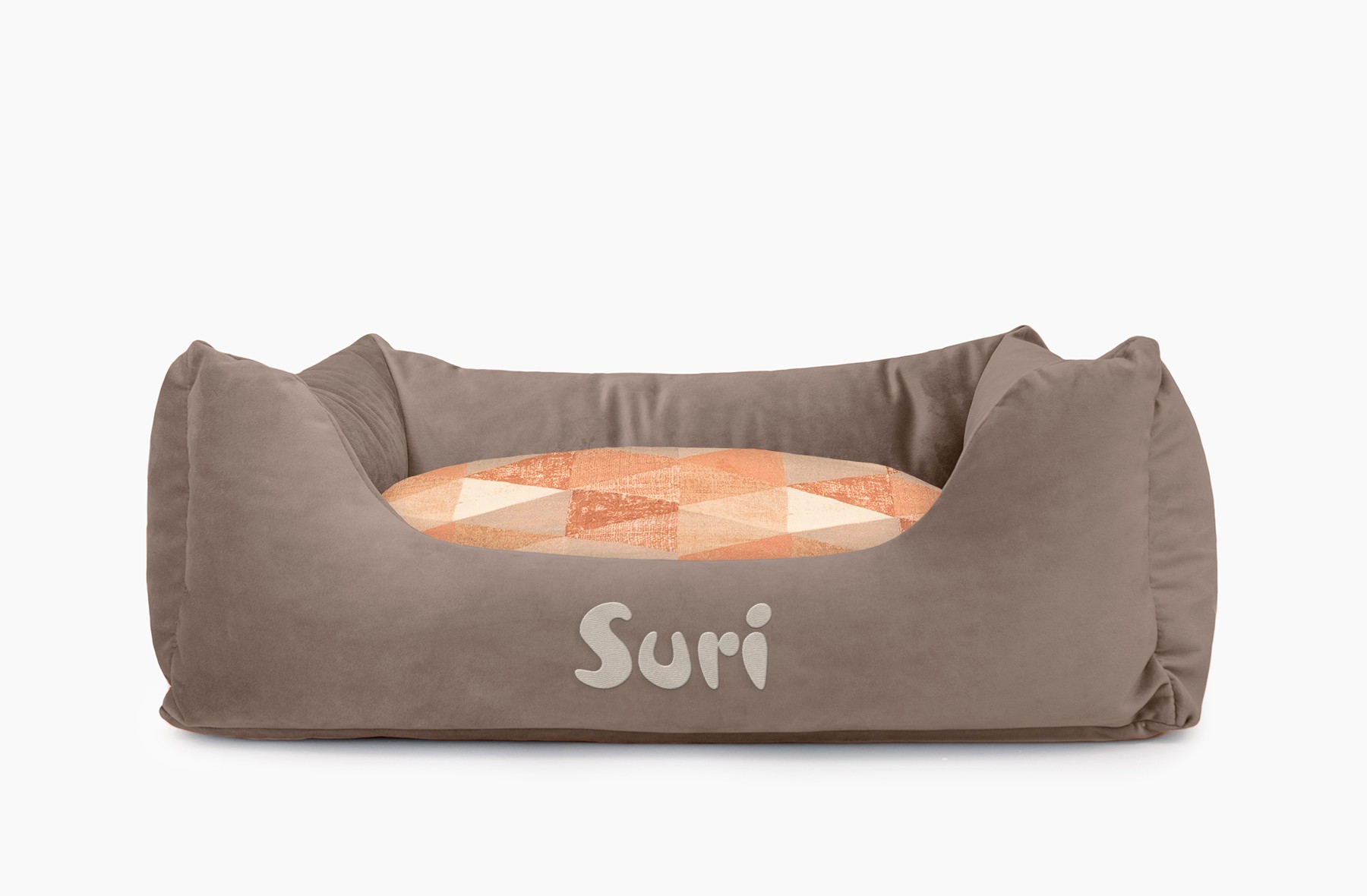 Cama para mascotas en color Visón con cojín Triángulos Teja con bordado