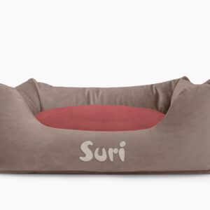 Cama para mascotas en color Visón con cojín Vino con bordado